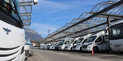 Anbieter - Fahrzeugarten: Neufahrzeuge - Das ganze Jahr hindurch finden Sie über 100 Fahrzeuge in unserer Ausstellung in Interlaken. Rund 80% davon sind unterdacht.  - Top Camp AG